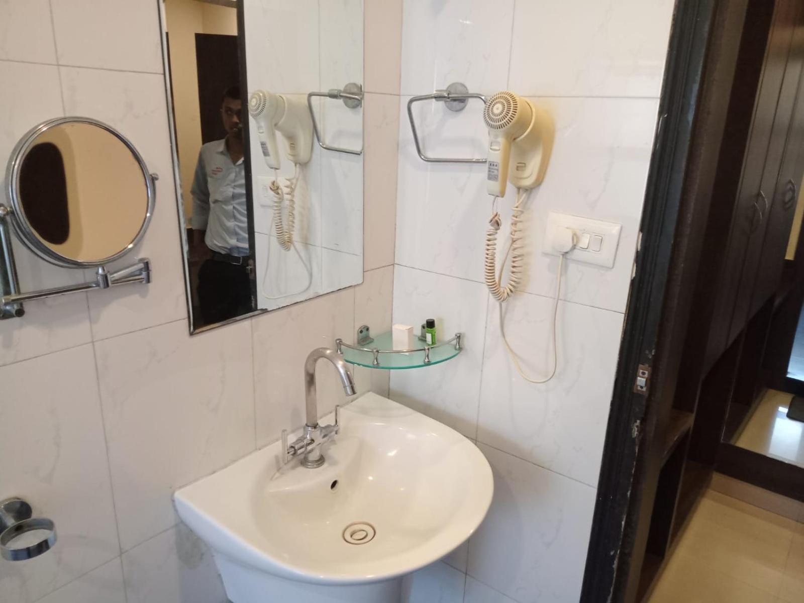 The Contour Hotel Guwahati Exterior foto